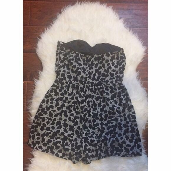✨ EXPRESS RUFFLE FRONT ROMPER✨ - Picture 3 of 4